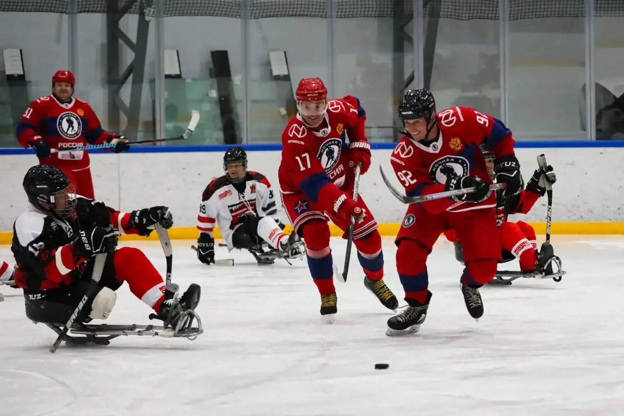 🏒 На «Касатонов-Арене» в Апрелевке прошел хоккейный матч, приуроченноый ко Дню офицера...