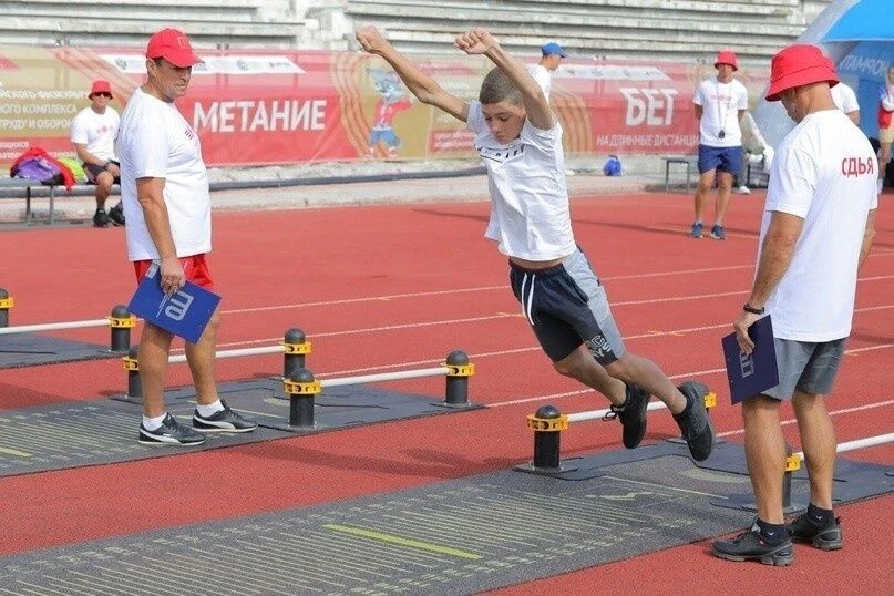 Прыжок в длину с места толчком двумя ногами