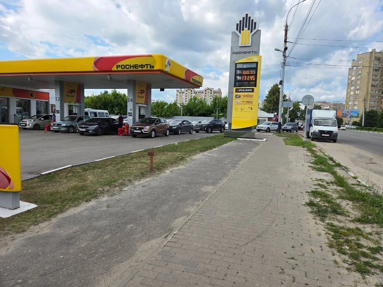 "Роснефть" на Астраханской.  Очередь от светофора с Пионерской практически