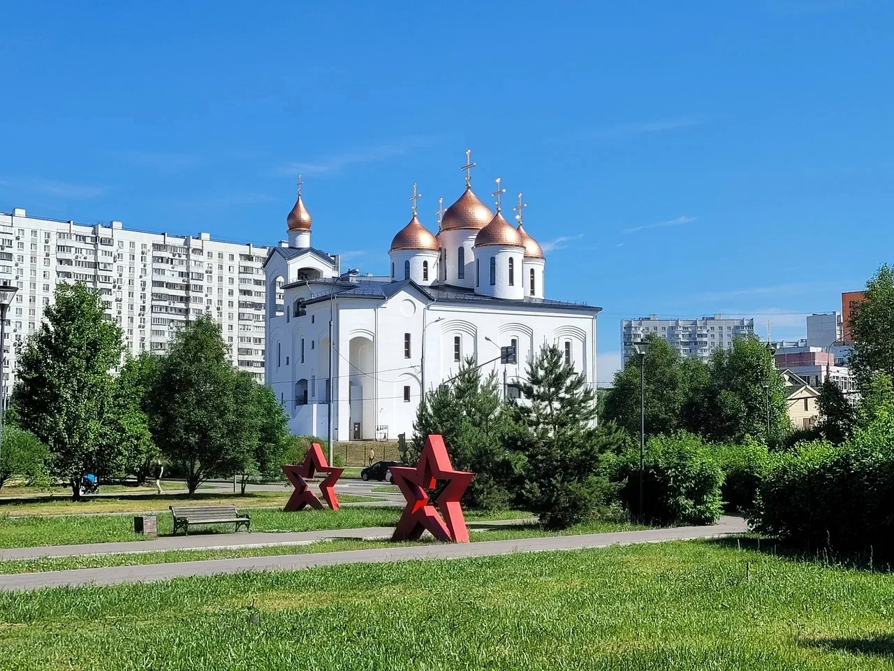 Несколько человек пострадали в результате нападения неадекватного мужчины с топором на ...