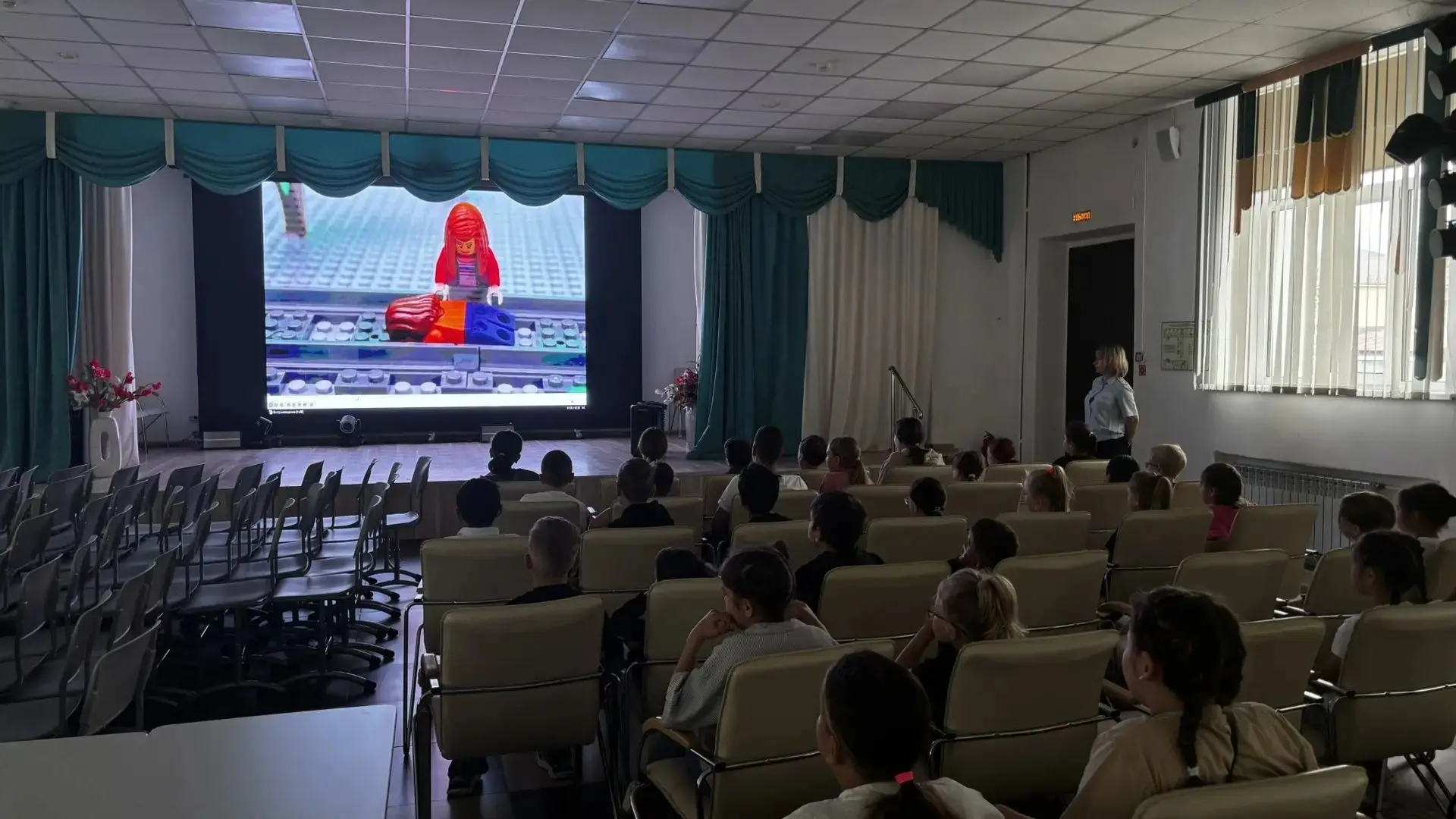 Транспортные полицейские посещают пришкольный лагерь. Главная задача тут — профилактика. Разговарива