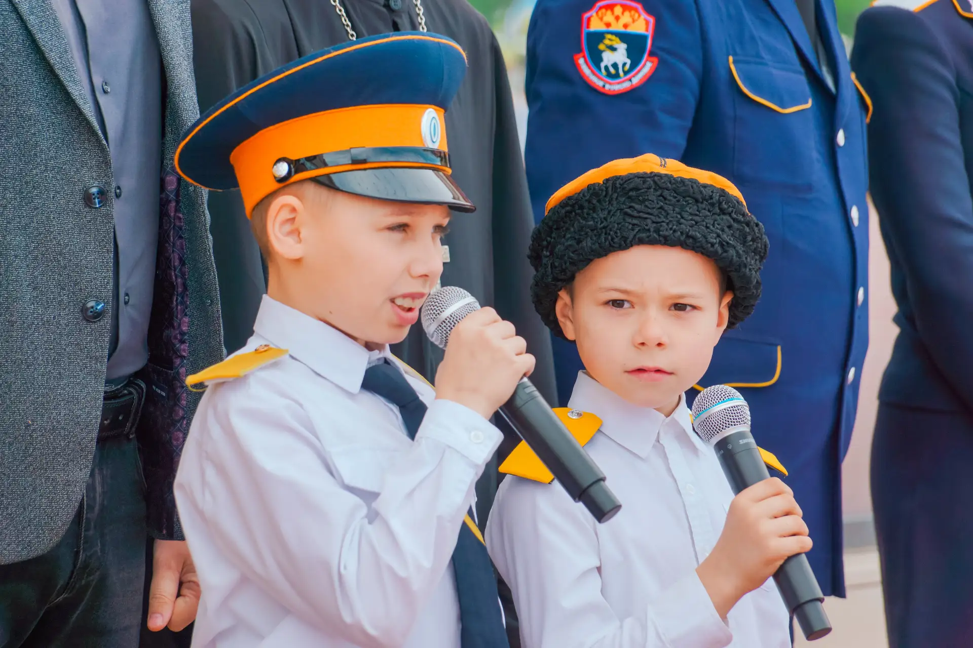 Сегодня возле Молодежного центре «Коса» прошел смотр строя и песни «Наследники казачьей славы», посв