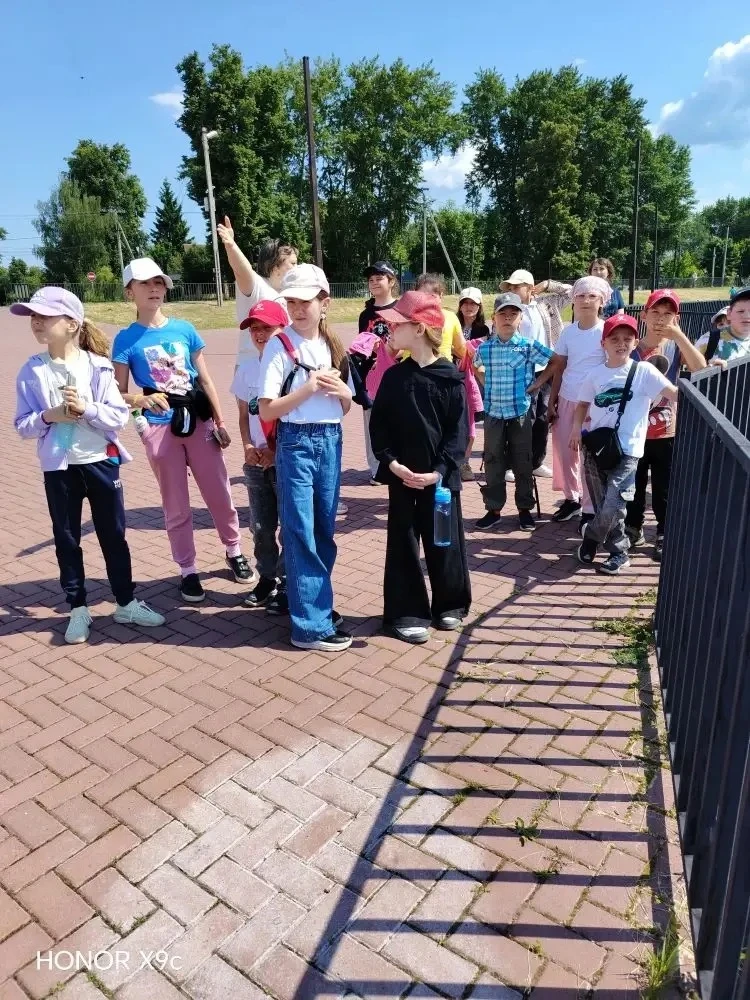 Досуг в школьном лагере: прогулка по городу.