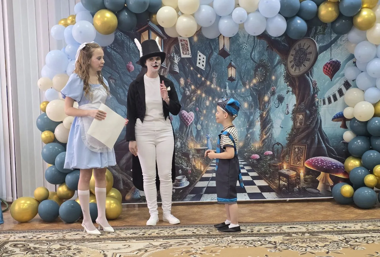 ВЫПУСКНОЙ В СТИЛЕ «АЛИСА В СТРАНЕ ЧУДЕС» 🎩🐇

Вот и промчался наш волшебный выпускной 6 группы в ст