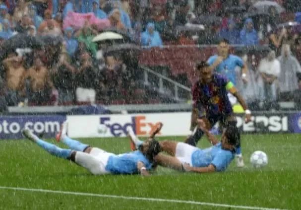🚨🌧️  Дождь угрожает матчу «Барсы» с «Расингом».