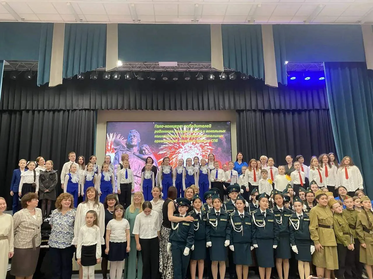 В Школа № 707 Невского района Санкт-Петербурга выступил «Звёздный дождь»! В уютном и праздничном зал