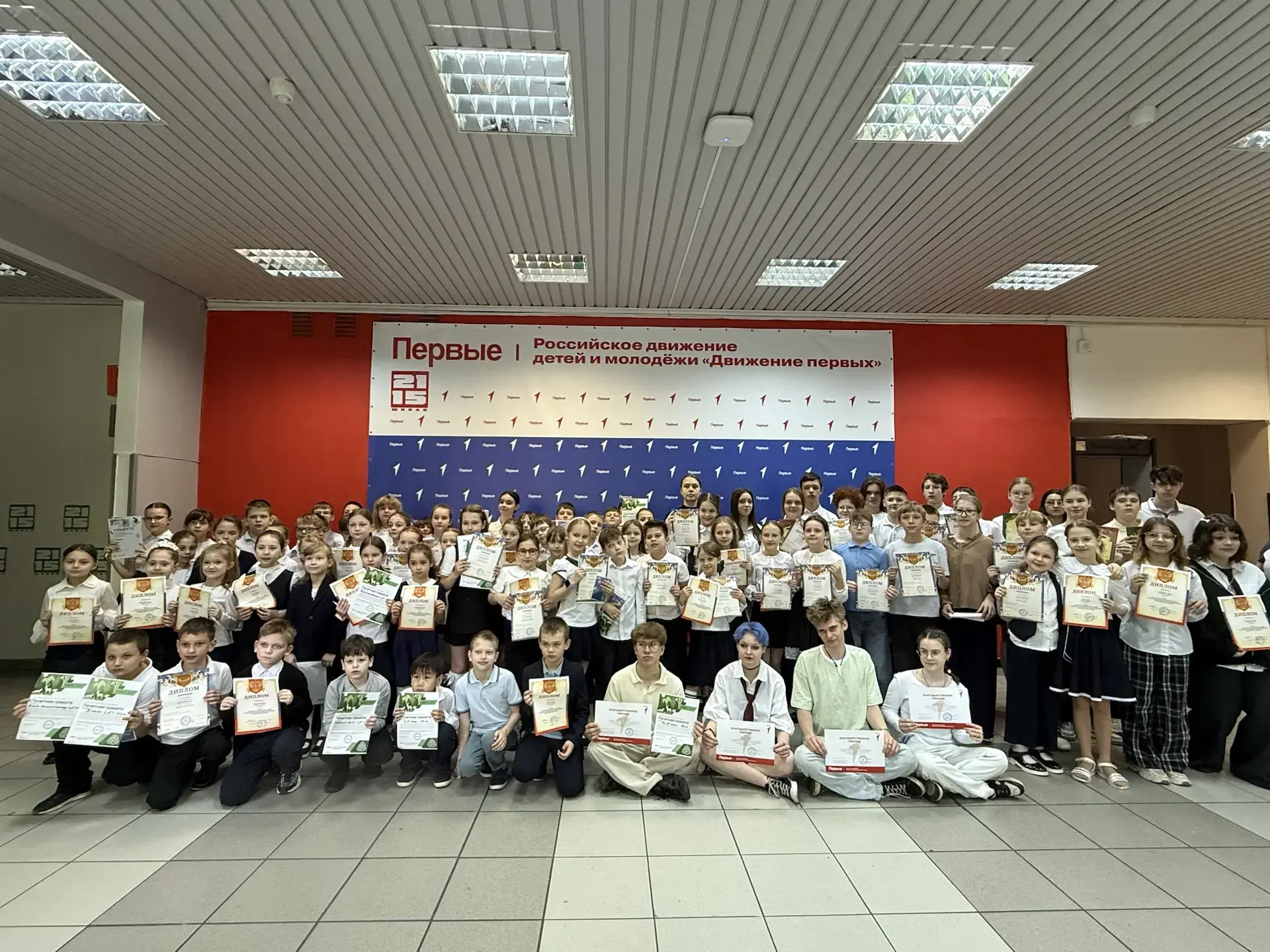 🏆 Утро, с которого хочется начать неделю!  🇷🇺 Сегодня понедельник в нашей школе начался по-настоящем