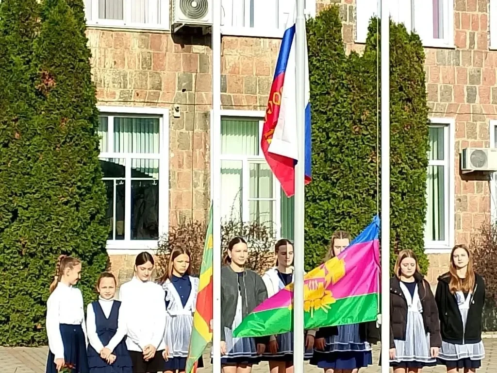 Начало новой учебной недели   Утро понедельника, 13 апреля, выдалось торжественным и немного грустны