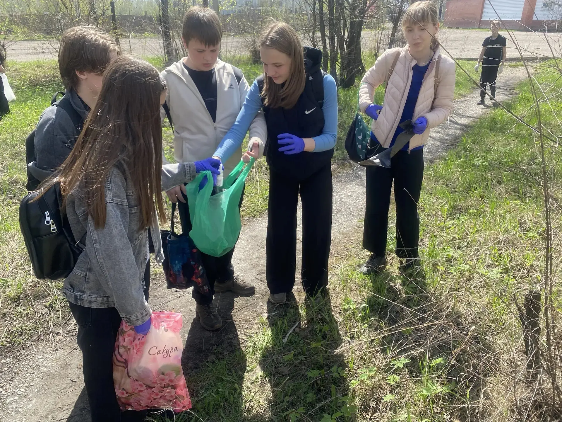 Экологический субботник: вместе за чистоту!   📍8 мая в рамках проведения Общероссийких дней защиты о