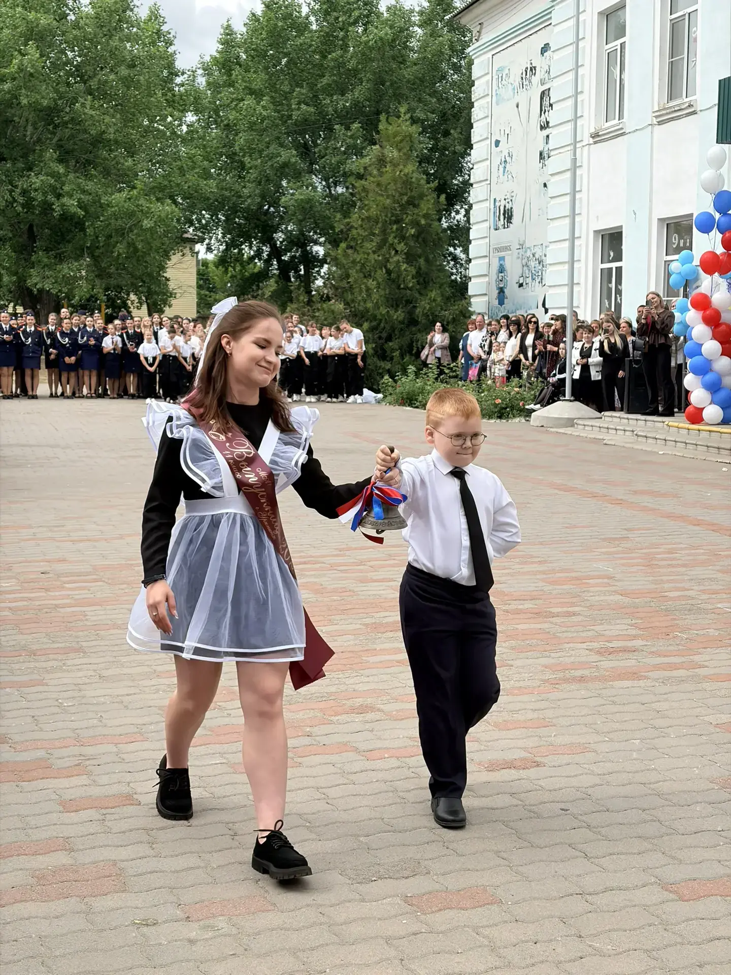 🔔✨ Торжественный "Последний Звонок" в Урюпинске: Проводы Юности и Встреча с Будущим! ✨🔔  Словно на к