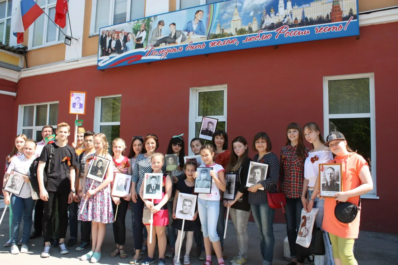 Отдаёт свои страницы календарь,
К нам погибшие герои не вернутся.
Только радостью сменяется печаль —