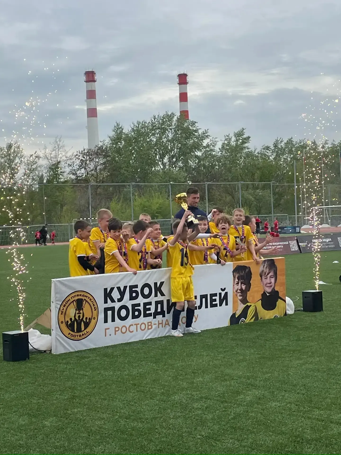 На ростовском стадионе ✨✨✨"Звездный"✨✨состоялся детский футбольный ⚽ турнир "Кубок 🏆победителей", в 