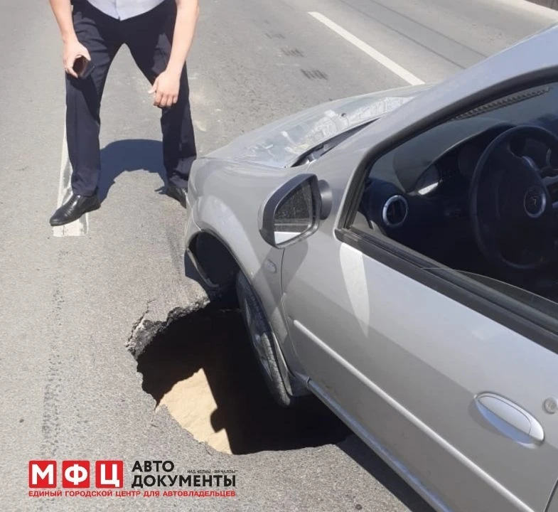 ⚠️ Кто платит за поломки авто из-за ям на дорогах

Россиянам объяснили, что повреждение машины из-за