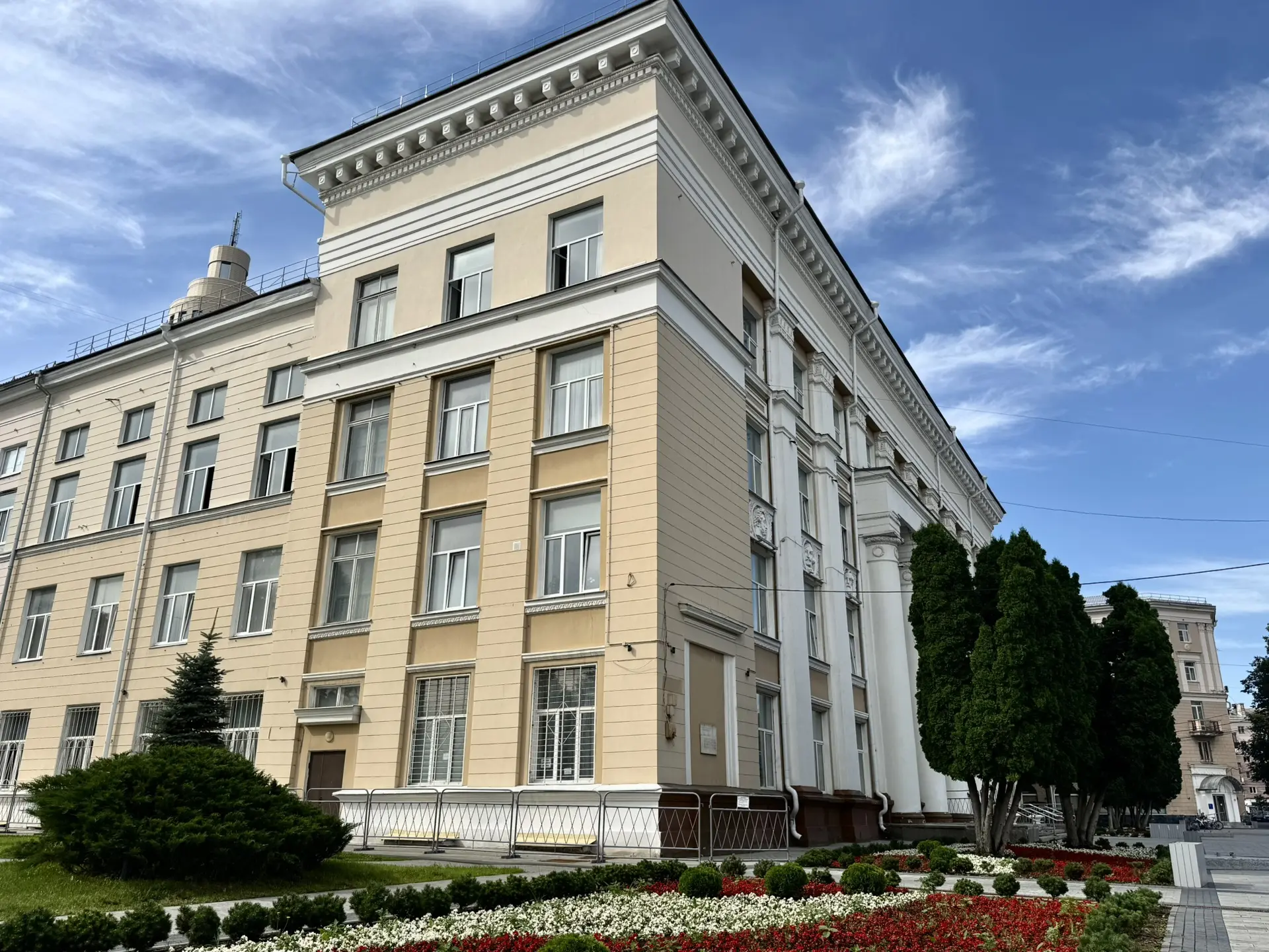 Пусть переменчивая погода не влияет на ваше настроение!🌦

За окном то дождь, то солнце, то ветер… А