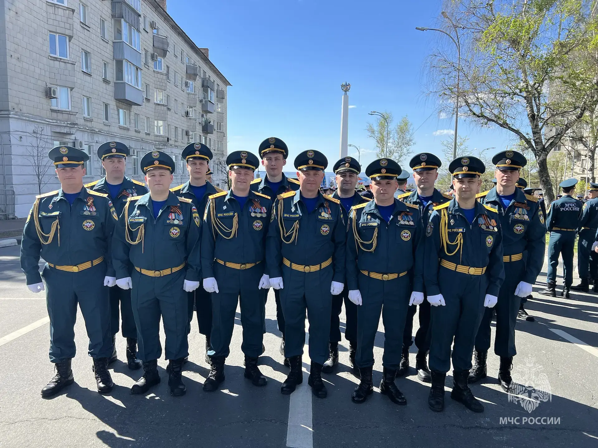 Сотрудники МЧС России в парадном строю  На площади 30-летия Победы состоялся парад, посвящённый 81-й