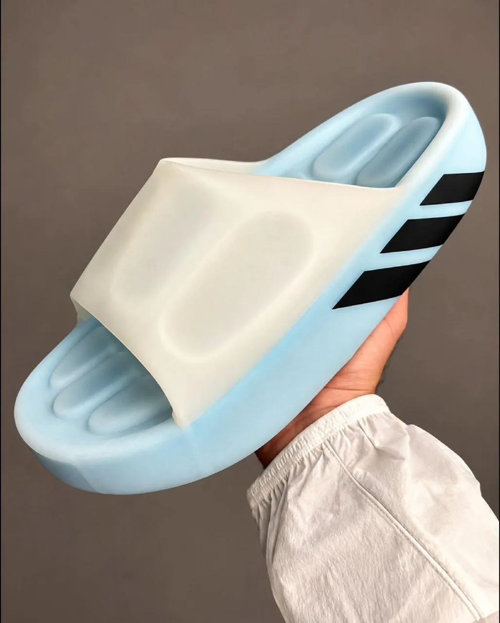 adidas решили дать ответ Nike, представившим шлёпанцы Air Zoom Hyperslide с подогревом ...