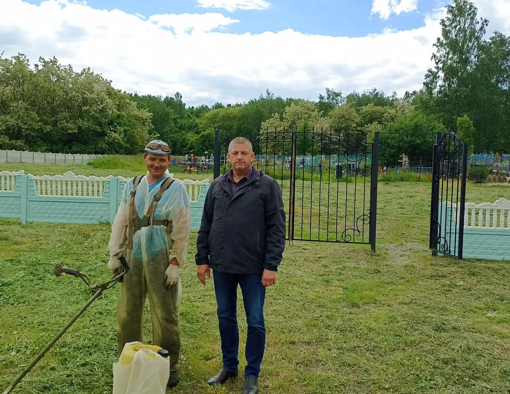 В Куськинском сельсовете Мантуровского района продолжается борьба с сорной растительностью на террит