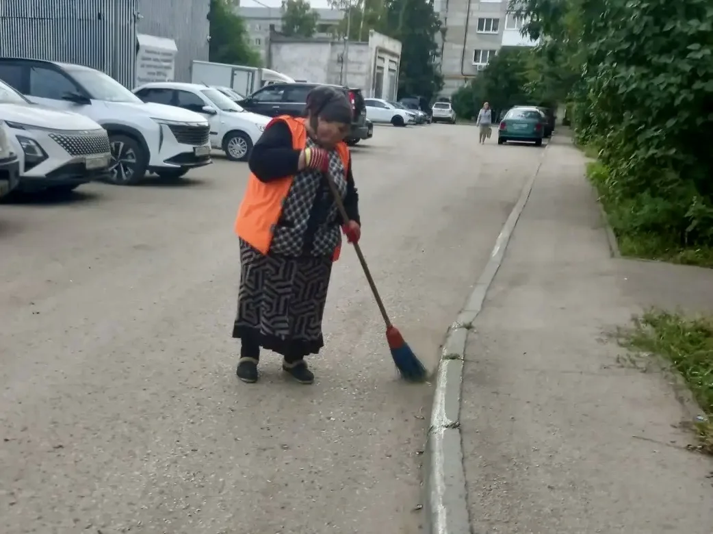 🧹Утренняя уборка придомовой территории по адресам: