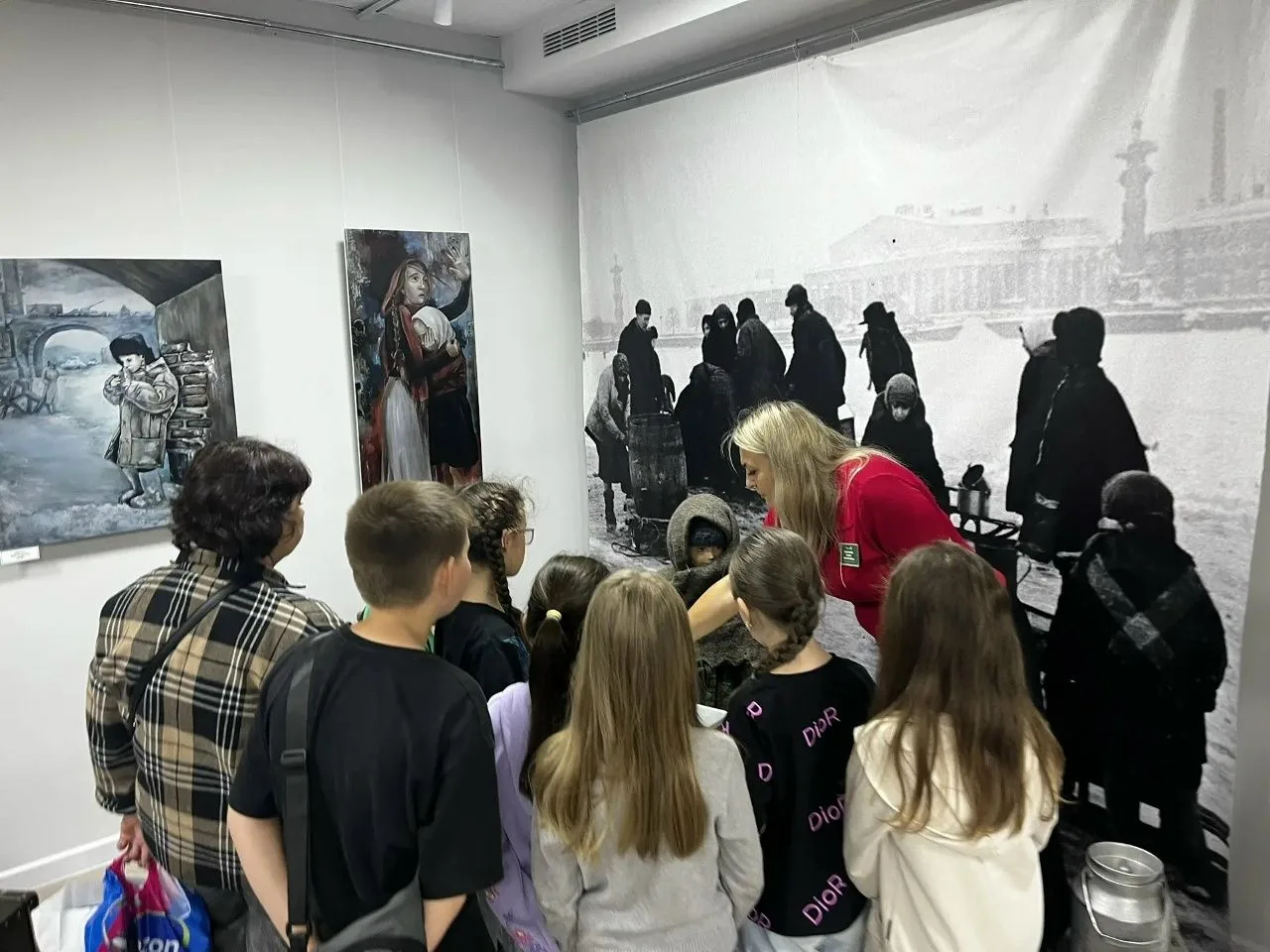 Детский школьный лагерь "Дети России".
Накануне Дня памяти и скорби воспитанники лагеря посетили ист
