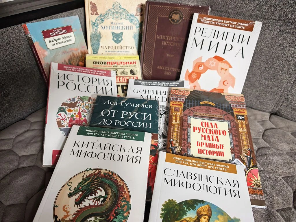 Когда-нибудь я прочитаю все свои книги, которые постоянно покупаю. Уже места нет, но я ...