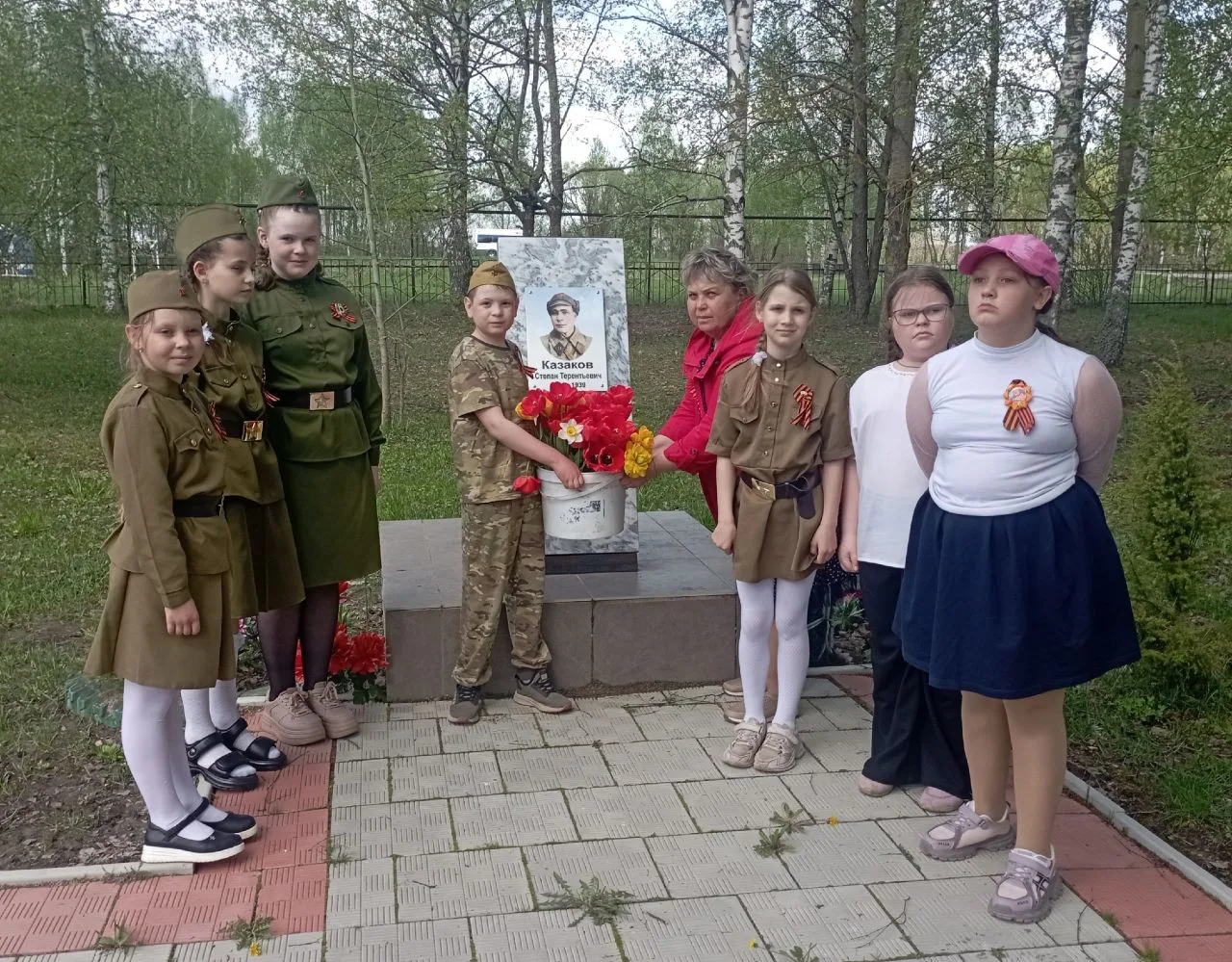 "Мы приходим к тебе и приносим цветы –
