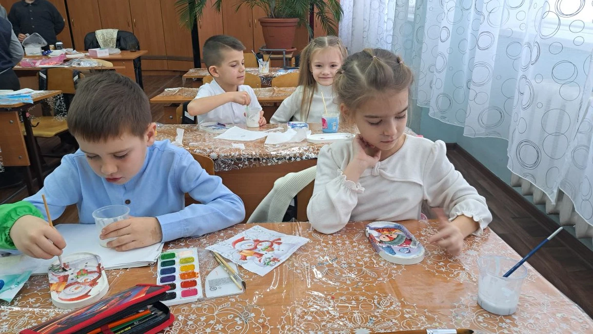 ✨ Творчество, согретое любовью: мастер-класс от наших супер-мам! В День многодетной семьи в 1-Б клас