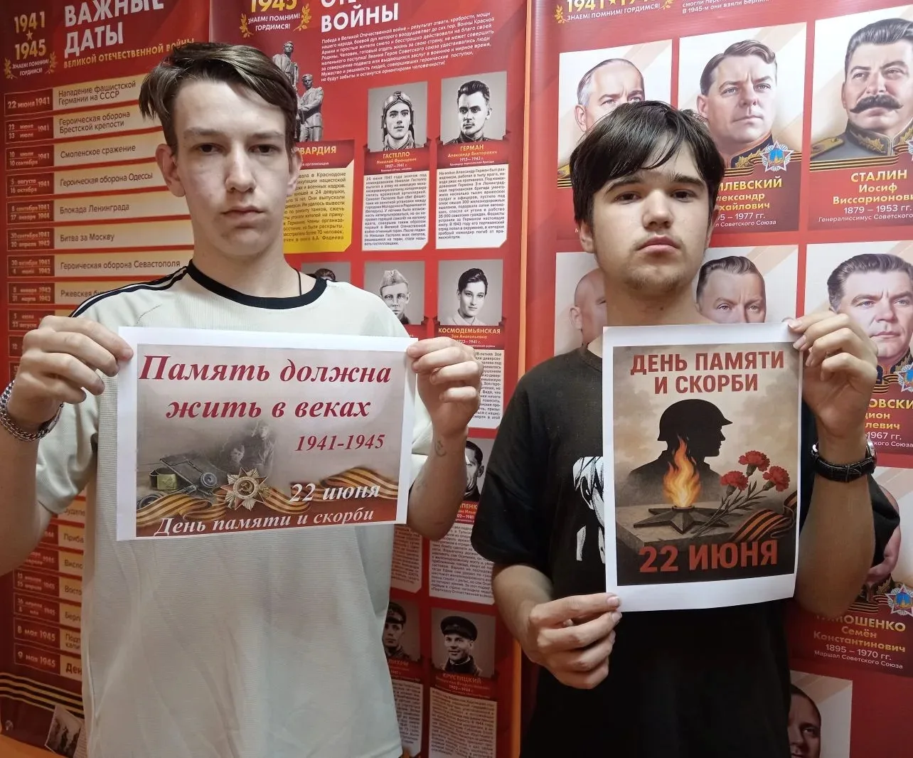 🕯Нет, забыть войну не сможем, 
Вечно связаны мы с ней, 
Жаль, что павшим не поможем 
Светом золотых