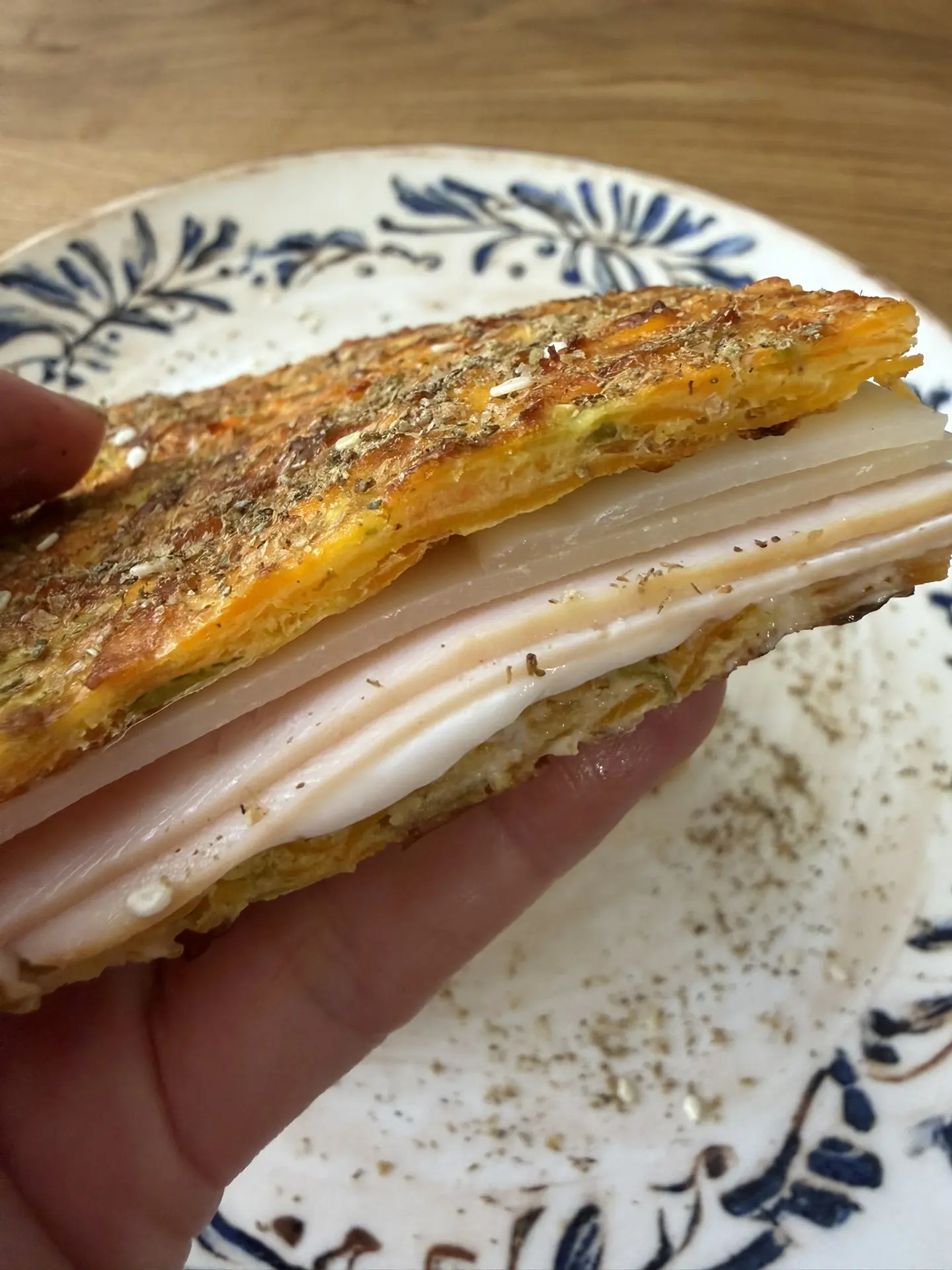 Утренний бутерброд 🥪 перекочевал на обэд 😍😍😍

Коржик кабачково-морковный.

На терке кабачок бошо