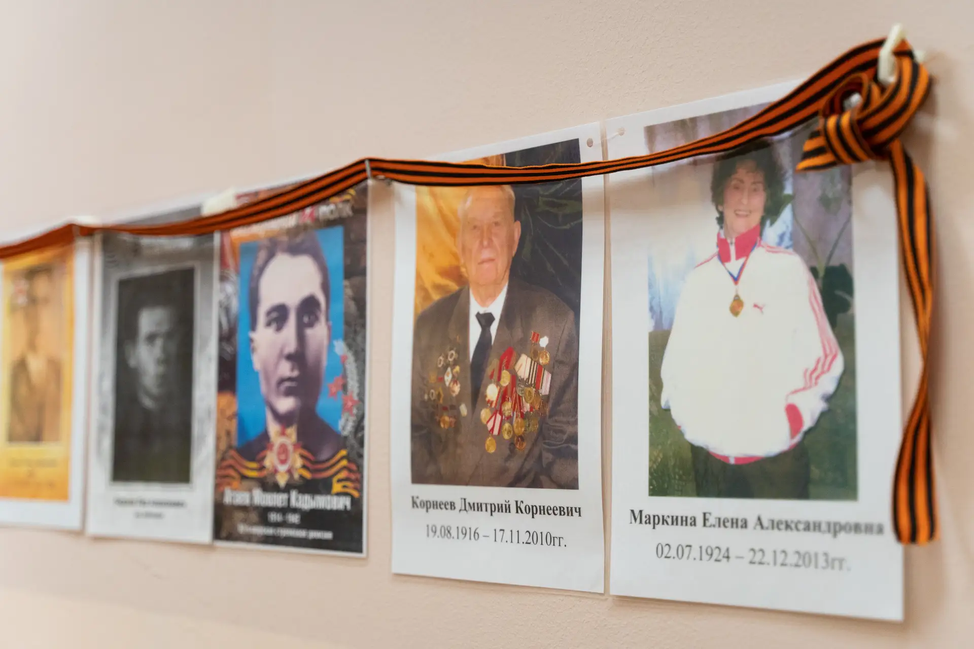 Бессмертный полк  🕊️ В нашей школе прошла акция «Бессмертный полк» в формате «Стены Памяти», посвящё