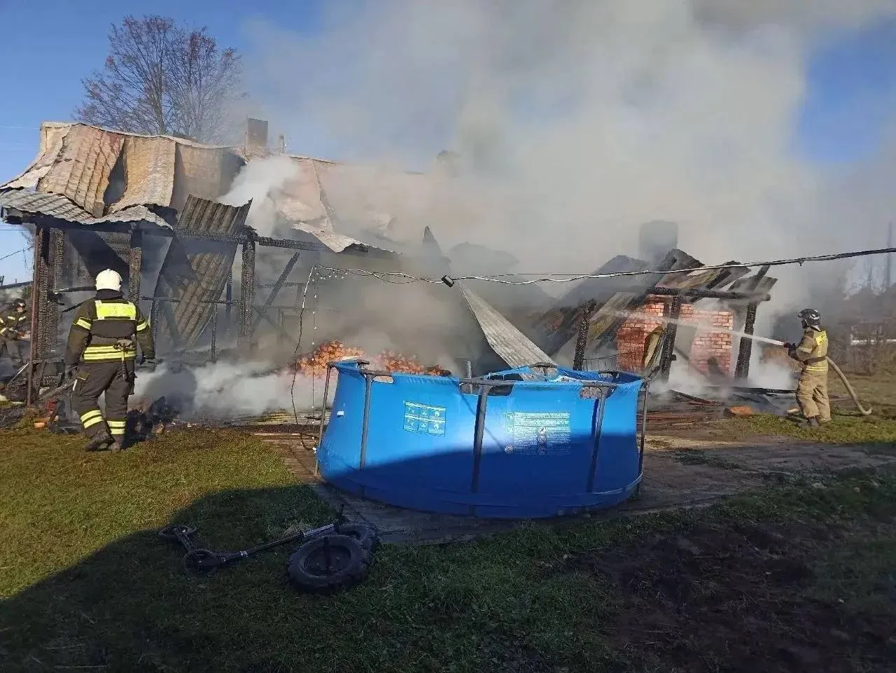 Пожар в селе Покровское: огонь уничтожил пристрой и кровлю дома