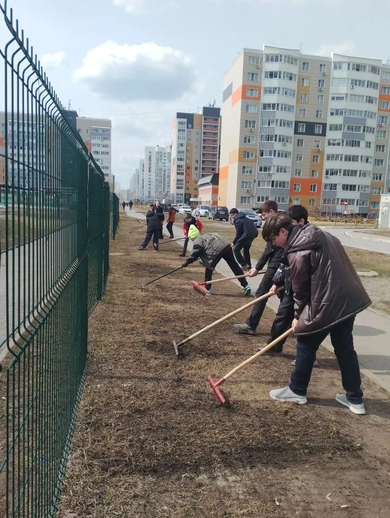 🌱🪵🏢  Чистый двор — наша общая забота!  🌱Весна – время наводить порядок! Наши ученики и  педагоги уже