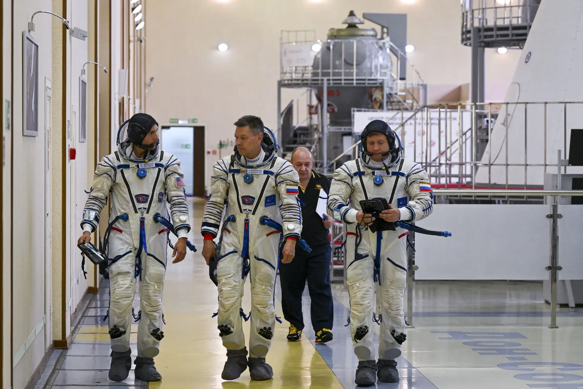 Дублирующий экипаж МКС-76 приступил к тренировкам на «Союзе» в полном составе

На тренажёре транспор
