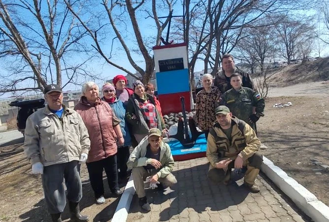 В Хасанском округе начинается пора субботников  В минувшие выходные  в Славянке сотрудники администр