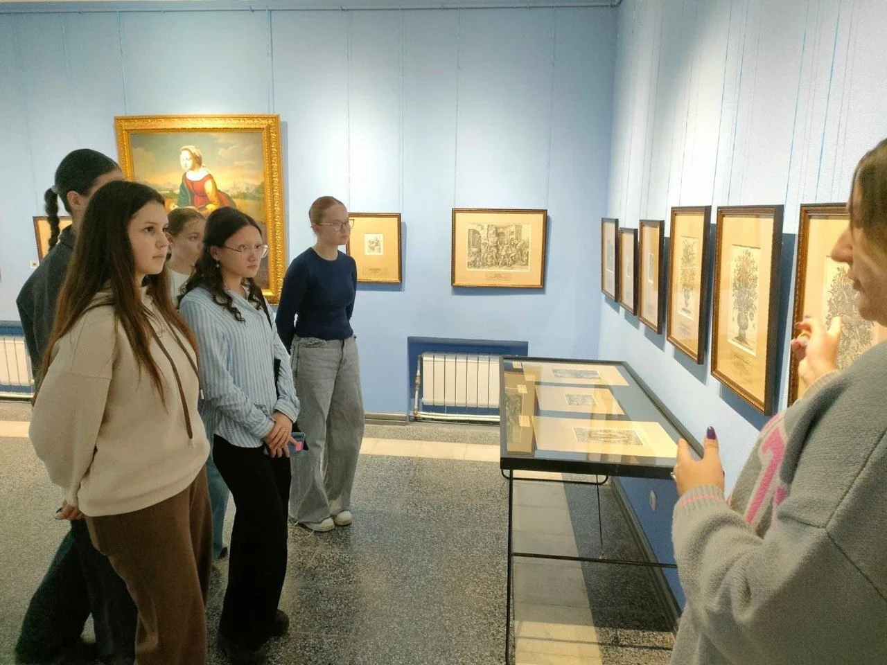 Учащиеся 7 класса направления дизайн, под руководством научного сотрудника музея гравюр...