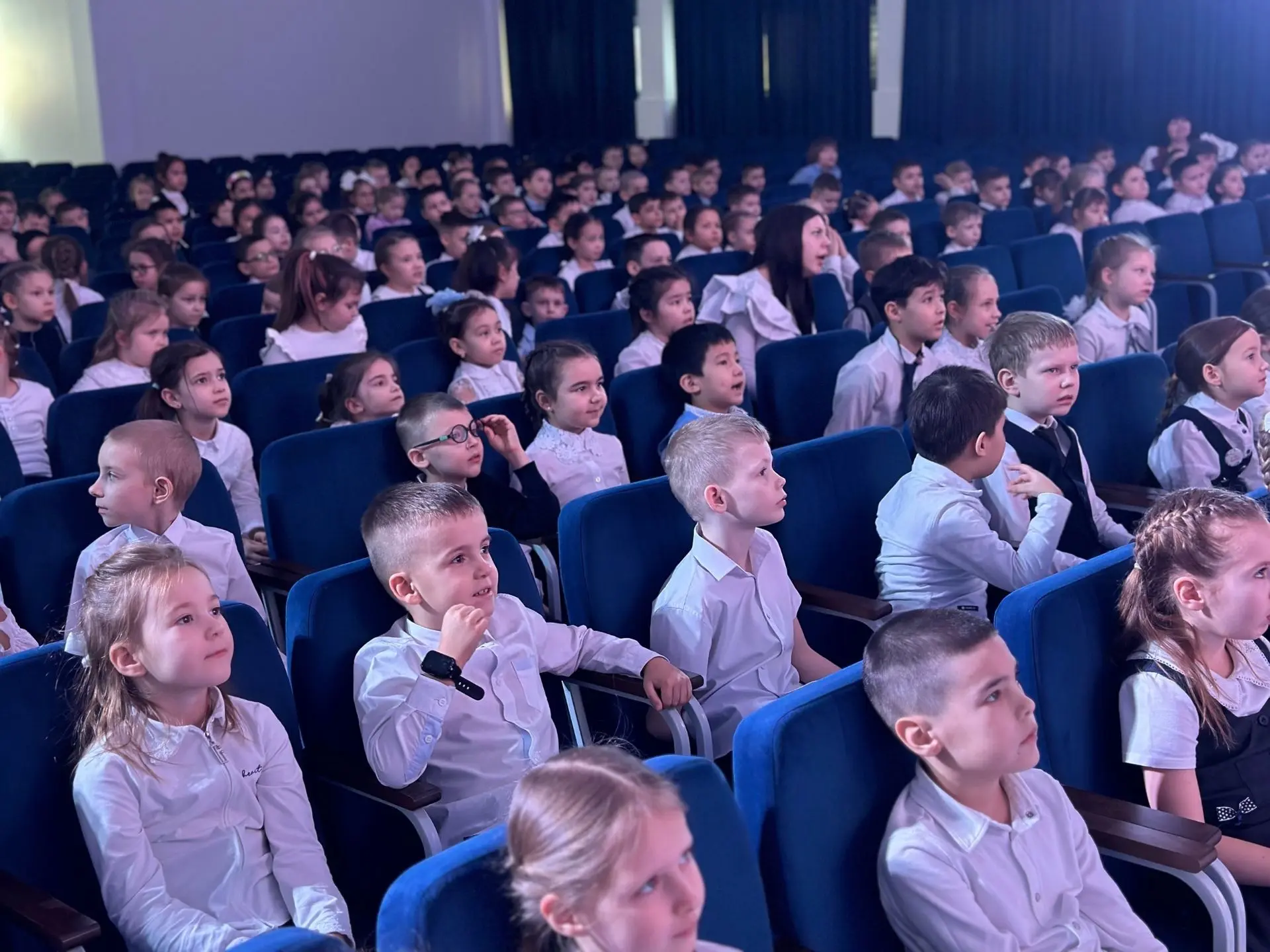 Орлята учатся летать! Так и было в Зелёной  школе буквально вчера. Посвящали наших первоклассников в