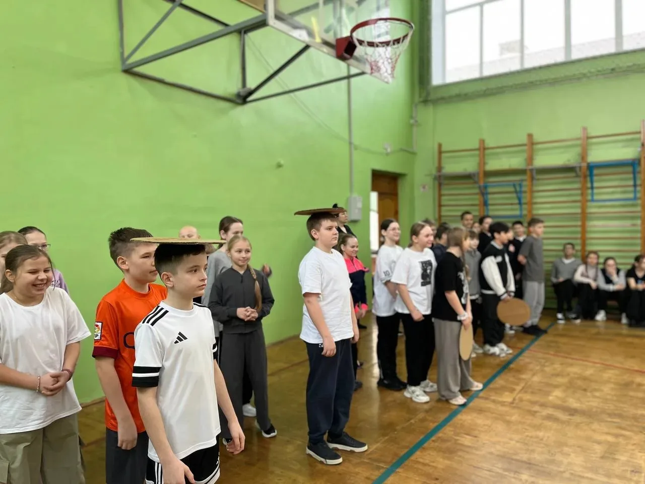 Широкая Масленица в нашей школе!     Вчера, 19 февраля, спортивный зал нашей школы превратился в нас