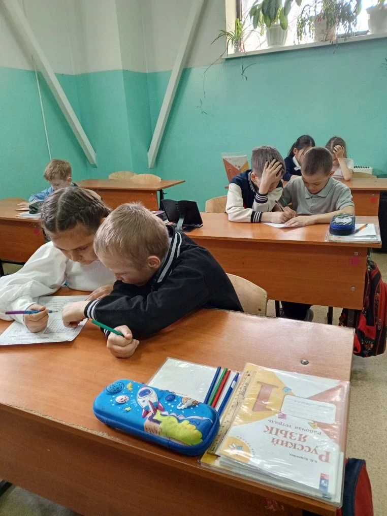 Дорогие ученики, родители и учителя! Наша неделя традиционно началась с торжественной линейки и урок