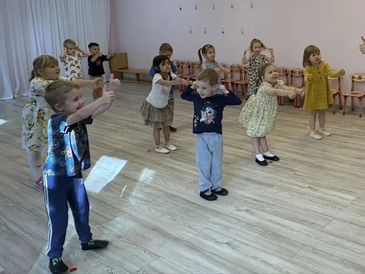 Все любят танцевать😁И малыши из группы "Солнышко" не исключение ☀Маленькие непоседы с ...