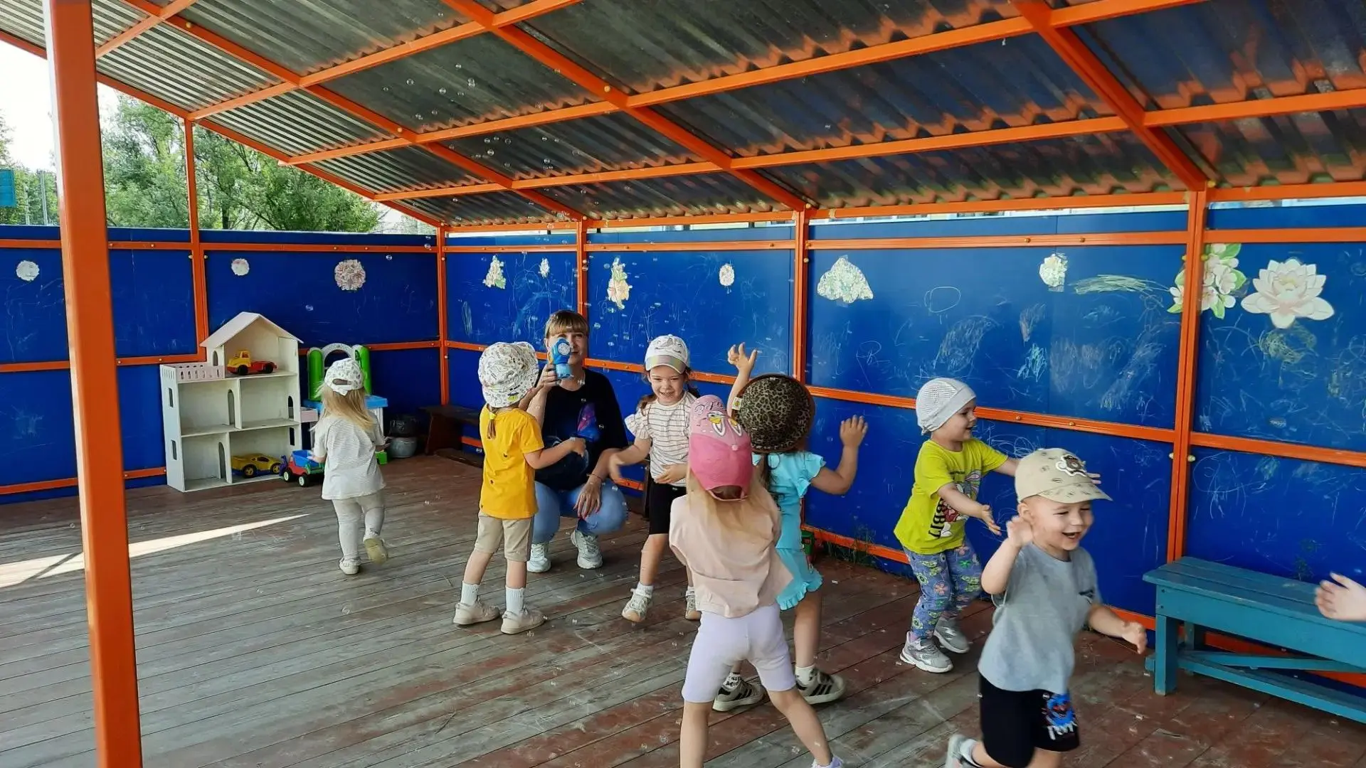 ☀️ Сегодня на прогулке наши малыши ловили настоящее чудо! 
Воздух наполнился тысячами переливающихся