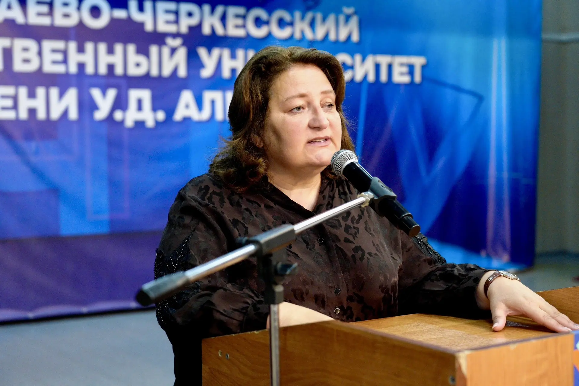 В КЧГУ торжественно вручили студенческие билеты первокурсникам СПО