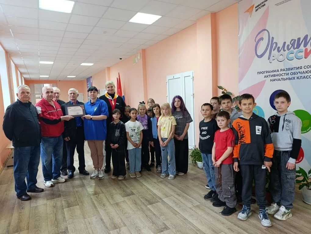 📜 Благодарность за поддержку наших защитников 🇷🇺

Сегодня нашу школу посетил Маслов Владимир Викт