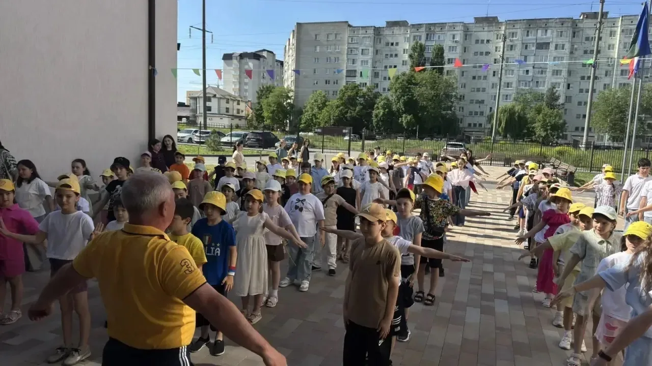 Утро в лагере «Солнышко» началось со встречи с мастером спорта и тренером по футболу Мазуковым Ауэсо