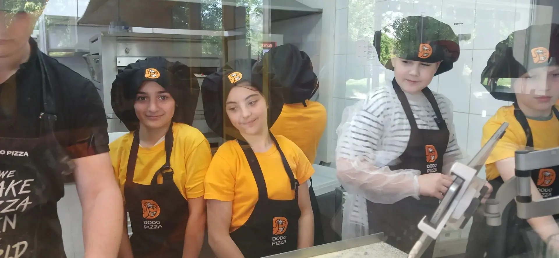 Ура! Наши юные повара из лагеря "Искорка" сегодня покорили мир пиццы! 🍕 На мастер-классе по пригото