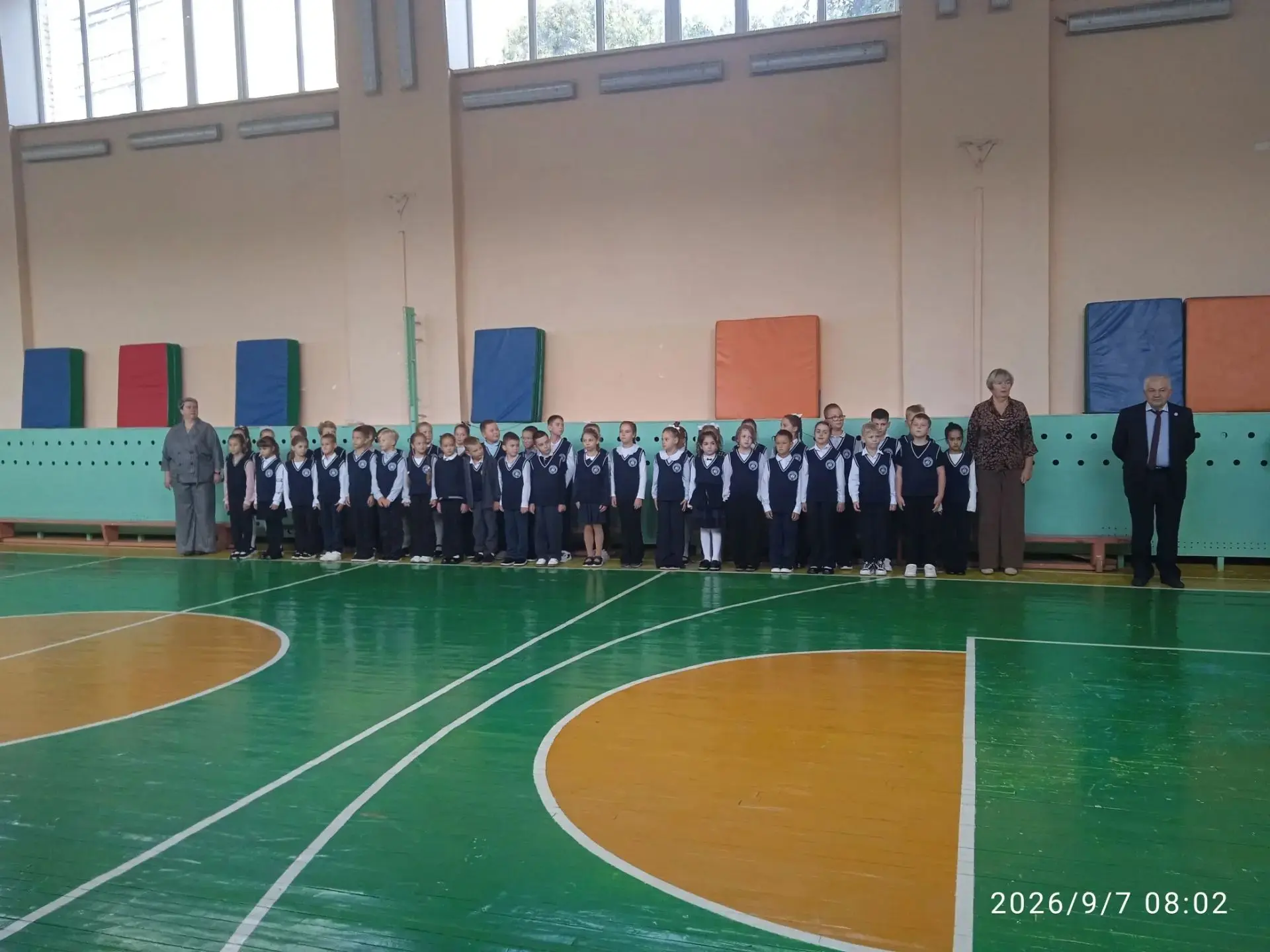 Новая учебная неделя в нашей школе, как и по всей стране, началась с поднятия флага и и...