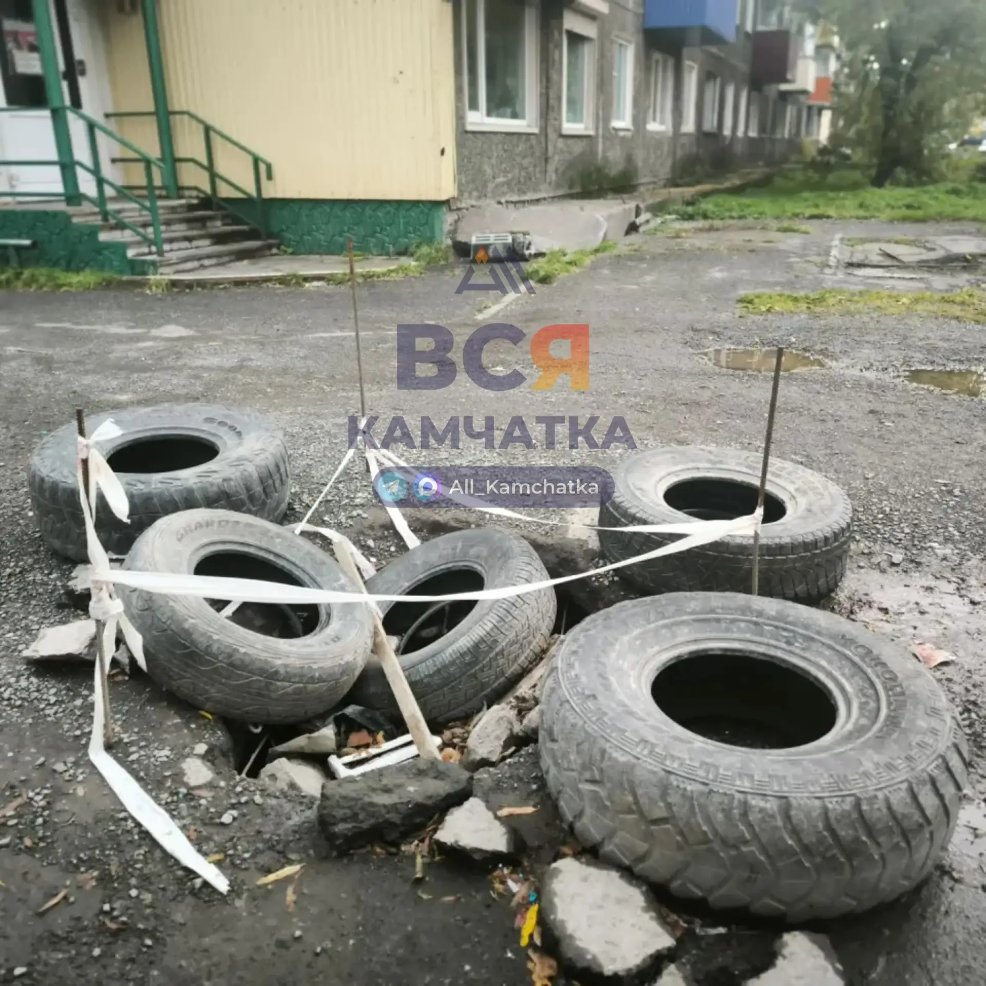 В Петропавловске полгода не могут заделать яму