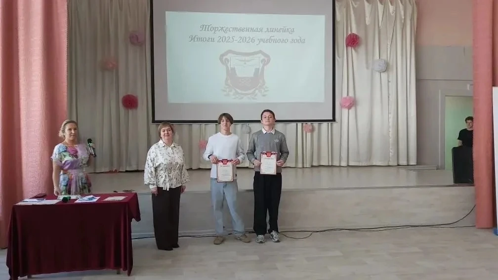🎓 Итоговые торжественные линейки в лицее: год достижений и новых побед!  В лицее в корпусе "А" прошл