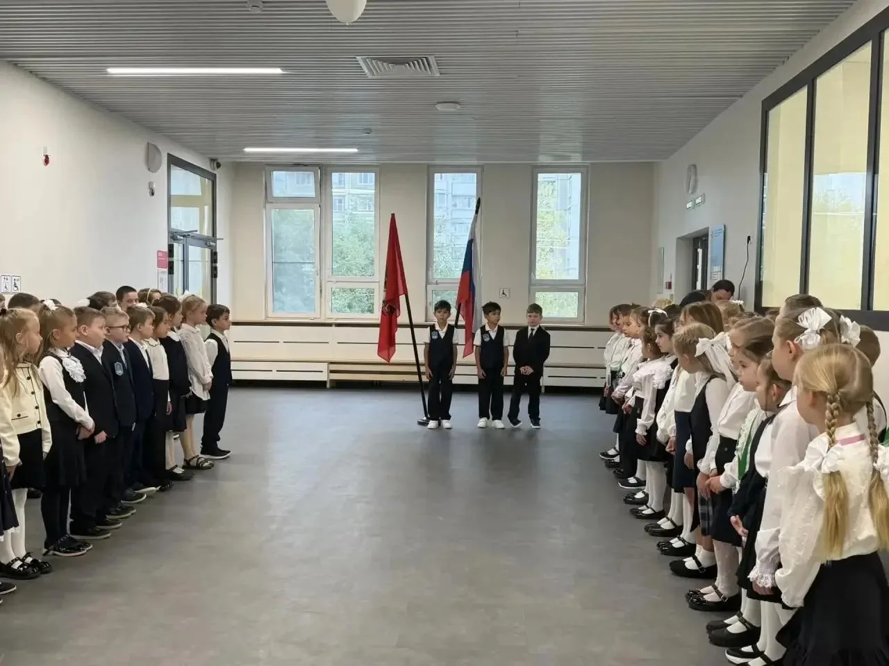 🇷🇺 Новая учебная неделя в нашей школе началась с традиционной церемонии поднятия Госу...