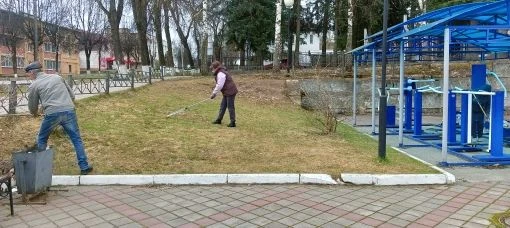 ✅ 16 апреля работники спортивной школы "Заря" провели субботник на территории физкультурно-оздоровит