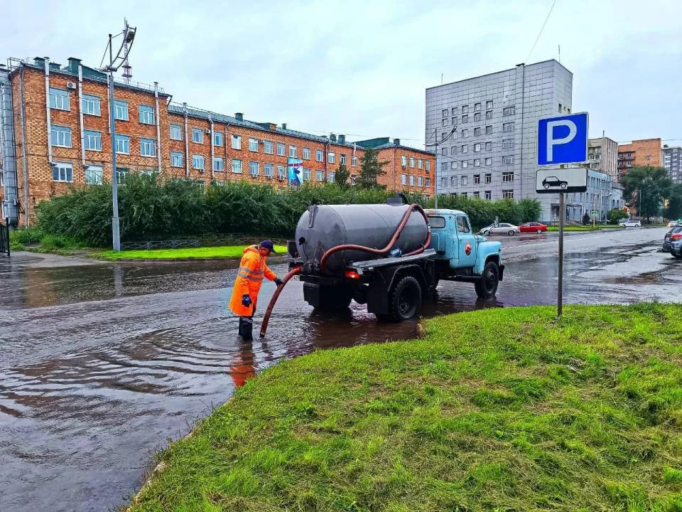 Дорожная безопасность. Как избежать опасного аквапланирования?
 
Дождь, спустившийся на Абакан, серь