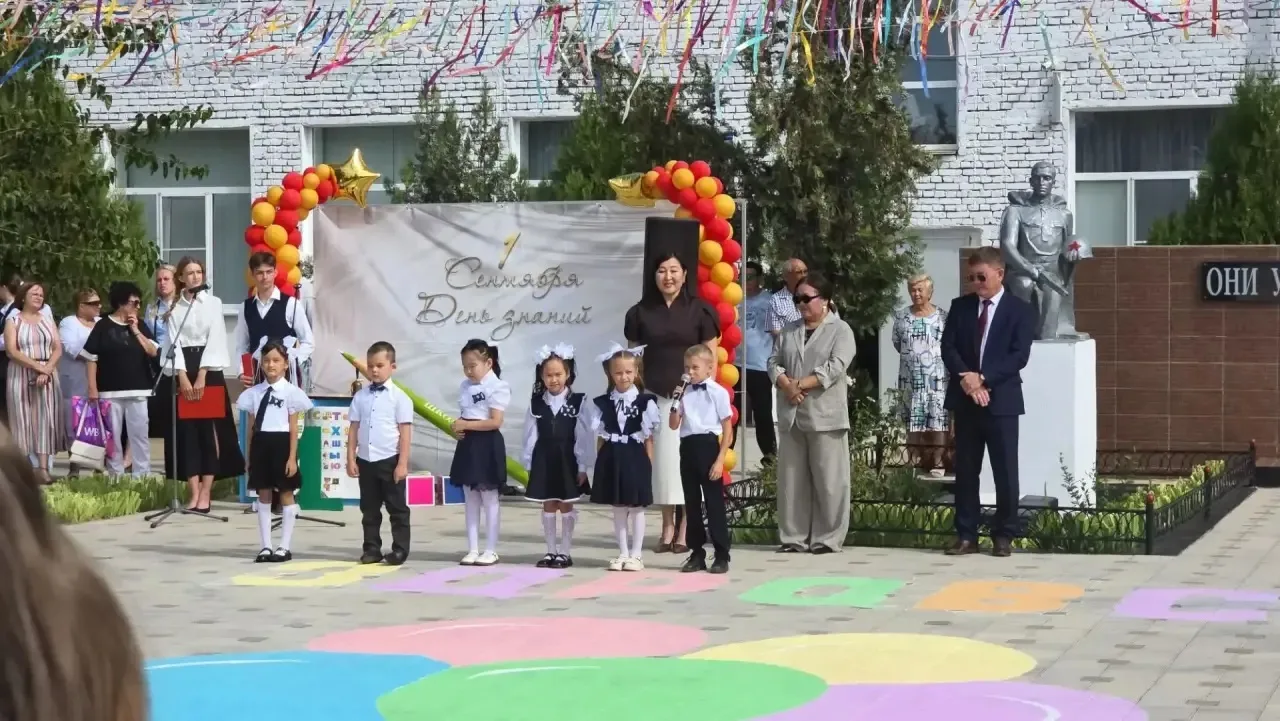 1 сентября в школьном дворе прошла праздничная линейка, посвященная Дню знаний.